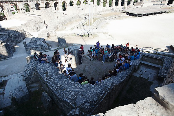 포토 JPG 주간 외국인 해외풍경 해외 건축물 여자 남자 건축 유럽 유적지 말하기 설명 서기 사람 앉기 풍경 여러명 성인 야외 건물 하이앵글 여행객 듣기 돌_바위 그룹 성 구경 옛터 관람 크로아티아 성인만 국내포토 자연요소 나라 뷰포인트 다수 고건축 모션 인종 파일형식