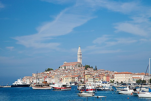 포토 JPG 주간 구름 해외풍경 해외 건축물 유럽 바다 수상교통 하늘 주택 풍경 해변 사람없음 야외 건물 도시풍경 마을 항구 맑음 도시 보트 정박 크로아티아 선박 국내포토 자연요소 건축 나라 교통수단 배_교통 교통시설 날씨 파일형식