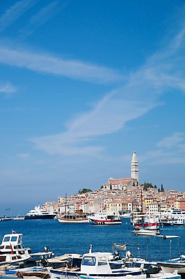 포토 JPG 주간 구름 해외풍경 해외 건축물 유럽 바다 수상교통 하늘 주택 풍경 해변 사람없음 야외 건물 도시풍경 마을 항구 맑음 도시 보트 정박 크로아티아 선박 국내포토 자연요소 건축 나라 교통수단 배_교통 교통시설 날씨 파일형식