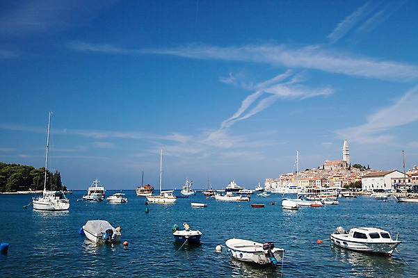 포토 JPG 주간 구름 해외풍경 해외 건축물 유럽 바다 수상교통 하늘 주택 풍경 해변 사람없음 야외 건물 도시풍경 마을 항구 맑음 도시 보트 정박 크로아티아 선박 국내포토 자연요소 건축 나라 교통수단 배_교통 교통시설 날씨 파일형식