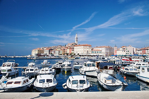 포토 JPG 주간 구름 해외풍경 해외 건축물 유럽 바다 수상교통 하늘 주택 풍경 해변 사람없음 야외 건물 도시풍경 마을 항구 맑음 도시 보트 정박 크로아티아 선박 국내포토 자연요소 건축 나라 교통수단 배_교통 교통시설 날씨 파일형식