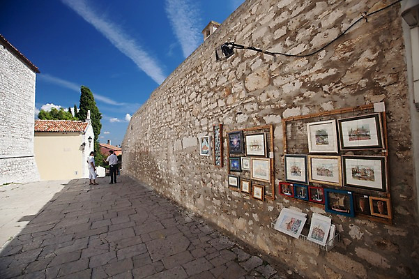 포토 JPG 주간 외국인 구름 해외풍경 해외 외관 여자 남자 유럽 길 액자 하늘 조명 거리 바닥 주택 돌담 거리풍경 사람 풍경 성인 야외 두명 건물 뒷모습 담장 도시풍경 마을 맑음 전시 원근감 돌_바위 도시 골목길 미술관 크로아티아 노점 기념사진 성인만 국내포토 자연요소 건축물 나라 뷰포인트 날씨 인종 상점 파일형식