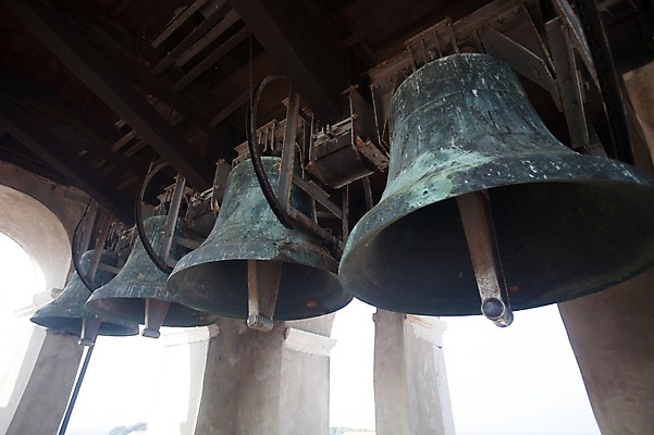 포토 JPG 주간 해외풍경 해외 건축물 유럽 로우앵글 석조 풍경 사람없음 야외 아웃포커스 탑 종 기둥 빈티지 철 부식 천장 크로아티아 종탑 국내포토 자연요소 건축 나라 뷰포인트 컨셉 촬영기법 파일형식