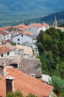 포토 JPG 주간 나무 식물 해외풍경 해외 건축물 유럽 종교시설 지붕 주택 굴뚝 풍경 사람없음 야외 건물 하이앵글 교회 마을 시골 숲 크로아티아 종탑 국내포토 자연요소 건축 나라 종교 뷰포인트 종교건축 탑 시설 파일형식