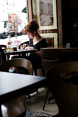 포토 JPG 주간 외국인 해외풍경 해외 건축물 여자 유럽 문화 음료 예술 의자 탁자 거리 거리풍경 한명 앉기 손짓 성인 야외 건물 인테리어 도시풍경 상점 카페 프랑스 메모지 아랍 파리_프랑스 안식처 여자만 여자한명만 성인여자만 성인만 국내포토 자연요소 1 디자인 건축 나라 가구 모션 휴식 사람 인종 풍경 사무용품 도시 파일형식