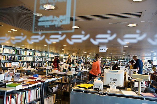 포토 JPG 외국인 해외풍경 해외 여자 남자 유럽 문화 예술 유리 탁자 책장 실내 서기 사람 여러명 성인 뒷모습 책 상점 전시 프랑스 도서관 계산대 아랍 책상 파리_프랑스 서점 성인만 국내포토 교육 나라 뷰포인트 가구 다수 모션 재질 인종 풍경 내부 파일형식