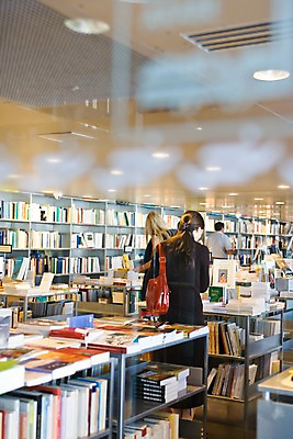 포토 JPG 외국인 해외풍경 해외 여자 남자 유럽 문화 예술 책장 실내 서기 사람 성인 뒷모습 책 세명 상점 전시 프랑스 도서관 아랍 파리_프랑스 서점 성인만 국내포토 교육 나라 뷰포인트 가구 모션 인종 풍경 내부 파일형식