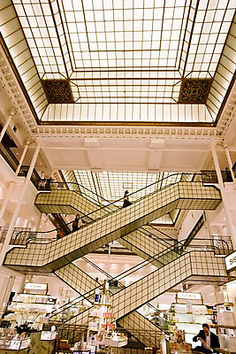 포토 JPG 외국인 해외풍경 해외 건축물 유럽 로우앵글 유리 조명 실내 사람 여러명 성인 쇼핑 인테리어 상점 전시 프랑스 화려 천장 에스컬레이터 백화점 파리_프랑스 성인만 국내포토 디자인 건축 나라 뷰포인트 다수 컨셉 재질 인종 풍경 내부 파일형식