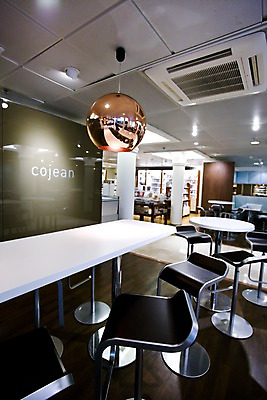 포토 JPG 해외풍경 해외 유럽 의자 탁자 조명 실내 사람없음 쇼핑 인테리어 상점 카페 프랑스 바 선술집 에어컨 천장 백화점 파리_프랑스 국내포토 디자인 나라 가구 풍경 내부 가전제품 술집 파일형식