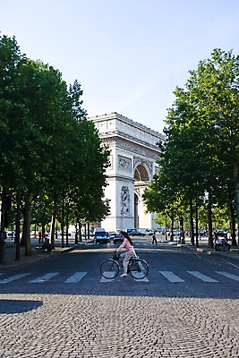 포토 JPG 주간 외국인 나무 식물 해외풍경 해외 건축물 여자 유럽 도로 길 자동차 하늘 사람 풍경 여러명 성인 야외 관광지 도시풍경 자전거 프랑스 도시 보행자 횡단보도 가로수 개선문 파리_프랑스 상징물 여자만 성인여자만 성인만 국내포토 자연요소 건축 나라 육상교통 상징 여행 다수 교통시설 인종 바이크 보행로 파일형식