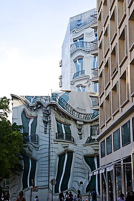 포토 JPG 주간 외국인 해외풍경 해외 건축물 외관 여자 남자 건축 유럽 문화 예술 건축양식 창문 조명 거리 거리풍경 사람 풍경 빌딩 여러명 야외 건물 빛 인테리어 도시풍경 프랑스 발코니 도시 보행자 파리_프랑스 가우디 국내포토 자연요소 디자인 나라 다수 인종 파일형식