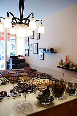 포토 JPG 그릇 유럽 음식 다수 백그라운드 유리 디저트 실내 종류 사람없음 아웃포커스 제과 상점 초콜릿 여러개 전시 빵집 다양 프랑스 담기 군것질 파리_프랑스 다크초콜릿 믹싱볼 국내포토 식기 나라 모션 재질 촬영기법 내부 제과제빵 파일형식