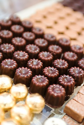 포토 JPG 유럽 음식 다수 백그라운드 디저트 실내 종류 사람없음 아웃포커스 제과 상점 초콜릿 여러개 전시 빵집 다양 프랑스 담기 군것질 파리_프랑스 다크초콜릿 국내포토 나라 모션 촬영기법 내부 제과제빵 파일형식