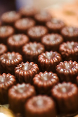 포토 JPG 유럽 음식 다수 백그라운드 디저트 실내 사람없음 아웃포커스 제과 상점 초콜릿 여러개 전시 빵집 프랑스 담기 군것질 파리_프랑스 다크초콜릿 국내포토 나라 모션 촬영기법 내부 제과제빵 파일형식