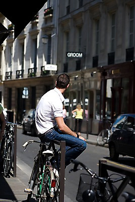 포토 JPG 주간 전신 서양인 외국인 해외풍경 해외 건축물 남자 유럽 육상교통 교통수단 난간 자동차 거리 거리풍경 한명 사람 앉기 풍경 성인 야외 건물 옆모습 도시풍경 자전거 프랑스 도시 주차 파리_프랑스 남자만 남자한명만 성인남자만 성인만 국내포토 자연요소 1 건축 나라 뷰포인트 교통 모션 인종 바이크 파일형식