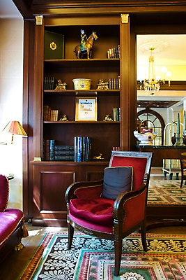 포토 디자인 유럽 나라 산업 가구 컨셉 의자 숙소 내부 프랑스 파일형식 거실 호텔 숙박업 고풍 인테리어 책장 책 소파 쿠션 조명 커튼 정리 깨끗함 실내 사람없음 JPG 파리_프랑스 국내포토