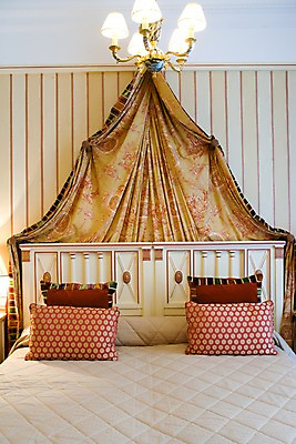 포토 JPG 유럽 쿠션 베개 호텔 숙소 조명 실내 사람없음 인테리어 깨끗함 침실 프랑스 침대 커튼 숙박업 정리 파리_프랑스 고풍 국내포토 디자인 나라 산업 가구 컨셉 침구 내부 파일형식