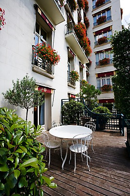 포토 JPG 주간 나무 식물 해외풍경 해외 건축물 외관 건축 꽃 유럽 화분 로우앵글 의자 창문 탁자 주택 풍경 사람없음 야외 건물 인테리어 도시풍경 프랑스 발코니 도시 파리_프랑스 국내포토 자연요소 디자인 나라 뷰포인트 가구 파일형식