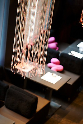 포토 JPG 해외풍경 해외 유럽 쿠션 의자 탁자 호텔 리조트 조명 실내 사람없음 아웃포커스 인테리어 프랑스 바 선술집 술집 숙박업 큐브 파리_프랑스 국내포토 디자인 나라 산업 가구 숙소 촬영기법 풍경 내부 파일형식