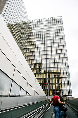 포토 JPG 주간 해외풍경 해외 건축물 커플 외관 여자 남자 유럽 로우앵글 창문 하늘 사람 풍경 빌딩 성인 야외 두명 건물 뒷모습 인테리어 도시풍경 프랑스 도시 도서관 파리_프랑스 국립도서관 무빙워크 프랑수아미테랑도서관 성인만 국내포토 자연요소 디자인 교육 건축 나라 뷰포인트 관계 파일형식