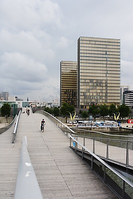 포토 JPG 주간 구름 해외풍경 해외 건축물 외관 유럽 가로등 하늘 거리 거리풍경 사람 풍경 빌딩 성인 야외 건물 인테리어 도시풍경 자전거 운전 프랑스 도시 보행자 도서관 승차 파리_프랑스 흐림 국립도서관 프랑수아미테랑도서관 성인만 국내포토 자연요소 디자인 공공시설 교육 건축 나라 모션 날씨 바이크 파일형식
