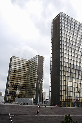 포토 JPG 주간 해외풍경 해외 건축물 외관 유럽 로우앵글 가로등 하늘 거리 거리풍경 사람 풍경 빌딩 성인 야외 건물 인테리어 도시풍경 계단 프랑스 도시 보행자 도서관 파리_프랑스 국립도서관 프랑수아미테랑도서관 성인만 국내포토 자연요소 디자인 공공시설 교육 건축 나라 뷰포인트 파일형식