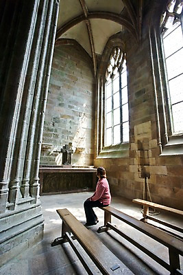포토 JPG 주간 외국인 해외풍경 해외 건축물 응시 여자 유럽 종교 예술 로우앵글 십자가 의자 창문 실내 벽면 한명 사람 앉기 성인 건물 관광지 인테리어 천주교 세계문화유산 프랑스 기둥 중세 천장 파리_프랑스 수도원 몽생미셀 여자만 여자한명만 성인여자만 성인만 국내포토 자연요소 1 디자인 시선 건축 나라 벽 뷰포인트 여행 가구 모션 인종 풍경 내부 문화재 역사 파일형식