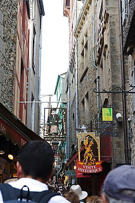 포토 JPG 주간 해외풍경 해외 건축물 건축 유럽 로우앵글 거리 간판 거리풍경 사람 풍경 여러명 야외 건물 도시풍경 상점 식당 프랑스 도시 보행자 중세 시장 골목길 파리_프랑스 기념품가게 국내포토 자연요소 나라 길 뷰포인트 다수 역사 파일형식