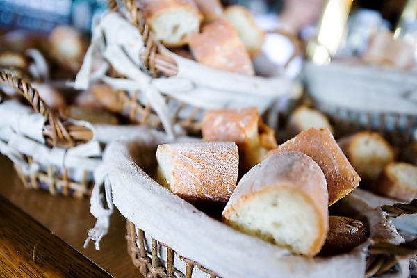 포토 JPG 유럽 빵 조각 실내 사람없음 아웃포커스 바구니 제과 상점 여러개 빵집 프랑스 시장 바게트 담기 슬라이스 제빵 파리_프랑스 국내포토 나라 음식 다수 모션 촬영기법 내부 제과제빵 파일형식