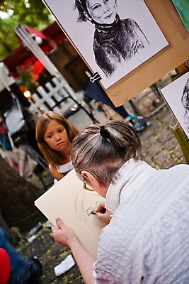 포토 JPG 주간 외국인 해외풍경 해외 공원 여자 남자 유럽 문화 어린이 예술 거리 거리풍경 미술 사람 앉기 풍경 소녀 성인 야외 두명 아웃포커스 프랑스 그리기 스케치 스케치북 화가 파리_프랑스 초상화 몽마르트르 국내포토 자연요소 직업 공공시설 나라 모션 문화예술 학용품 촬영기법 인종 그림 파일형식