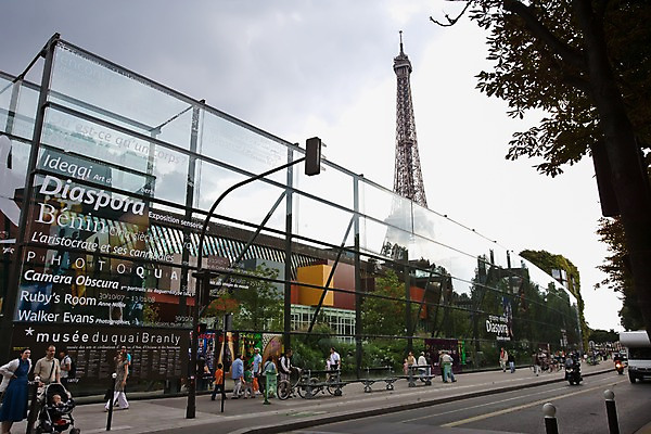 포토 JPG 주간 외국인 나무 해외풍경 해외 건축물 외관 여자 남자 유럽 도로 길 로우앵글 하늘 출입구 거리 거리풍경 사람 풍경 여러명 성인 야외 건물 관광지 인테리어 도시풍경 여행객 탑 프랑스 도시 보행자 에펠탑 박물관 철탑 파리_프랑스 흐림 국립박물관 철구조물 케브랑리국립박물관 성인만 국내포토 자연요소 식물 디자인 건축 나라 뷰포인트 여행 다수 교통시설 날씨 인종 구조물 파리 랜드마크 파일형식