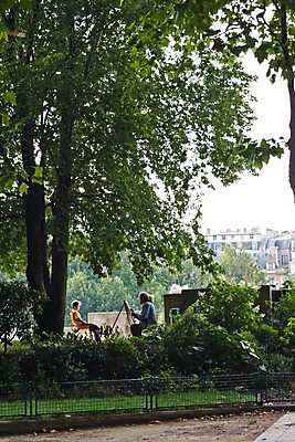 포토 JPG 주간 외국인 나무 식물 모델 해외풍경 해외 공원 할아버지 남자 유럽 문화 어린이 예술 거리 거리풍경 미술 사람 앉기 풍경 소년 야외 두명 프랑스 그리기 이젤 조경 화가 파리_프랑스 초상화 남자만 국내포토 자연요소 직업 공공시설 노년 나라 모션 문화예술 인종 미술도구 그림 파일형식