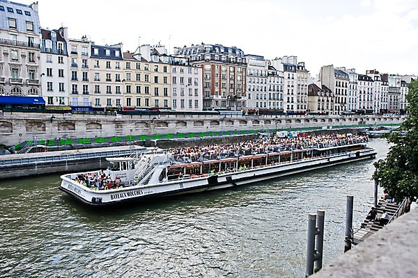 포토 JPG 외국인 구름 해외풍경 해외 건축물 여자 남자 유럽 하늘 사람 풍경 여러명 성인 건물 관광지 강 도시풍경 여행객 맑음 프랑스 도시 유람선 구경 파리_프랑스 관람 센강 성인만 국내포토 자연요소 건축 나라 여행 다수 배_교통 날씨 인종 파일형식