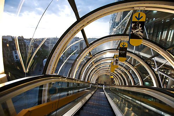 포토 JPG 주간 해외풍경 해외 건축물 건축 유럽 창문 실내 풍경 사람없음 인테리어 하이앵글 도시풍경 계단 기계 프랑스 도시 표지판 하락 에스컬레이터 파리_프랑스 자동 국내포토 자연요소 디자인 나라 뷰포인트 컨셉 알림판 내부 파일형식