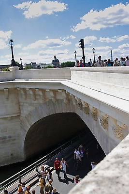 포토 JPG 외국인 구름 해외풍경 해외 여자 남자 유럽 도로 길 가로등 하늘 거리 거리풍경 사람 풍경 여러명 성인 관광지 강 도시풍경 여행객 맑음 프랑스 도시 보행자 신호등 파리_프랑스 센강 가교 성인만 국내포토 자연요소 건축물 공공시설 나라 여행 다수 교통시설 날씨 인종 파일형식