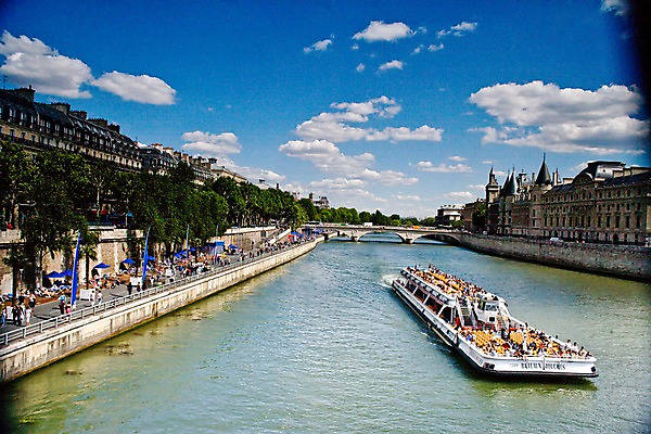 포토 JPG 외국인 구름 해외풍경 해외 건축물 여자 남자 유럽 도로 길 하늘 휴가 휴식 거리 돌담 거리풍경 사람 풍경 여러명 성인 건물 관광지 담장 강 도시풍경 눕기 여행객 맑음 자전거 프랑스 현수막 깃발 도시 파라솔 표지판 보행자 선탠 유람선 구경 선베드 파리_프랑스 관람 센강 가교 성인만 국내포토 자연요소 건축 나라 여행 다수 컨셉 배_교통 의자 교통시설 모션 날씨 알림판 인종 바이크 돌_바위 파일형식