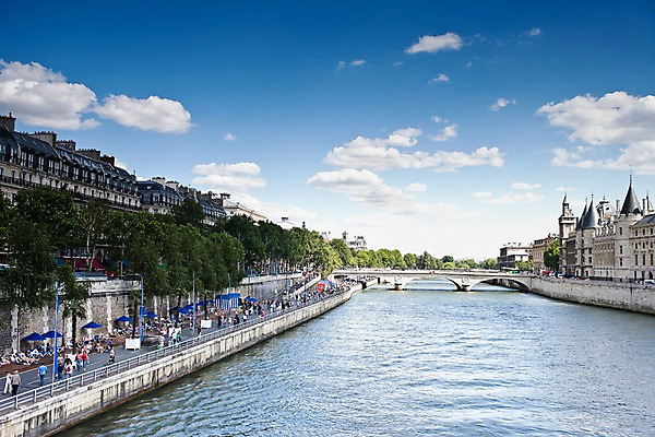 포토 JPG 외국인 해외풍경 해외 건축물 여자 남자 유럽 도로 길 휴가 휴식 거리 돌담 거리풍경 사람 풍경 여러명 성인 건물 관광지 담장 강 도시풍경 눕기 여행객 맑음 자전거 프랑스 현수막 깃발 도시 파라솔 표지판 보행자 선탠 선베드 파리_프랑스 센강 가교 성인만 국내포토 건축 나라 여행 다수 컨셉 의자 교통시설 모션 날씨 알림판 인종 바이크 돌_바위 파일형식