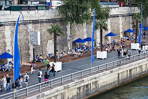 포토 JPG 외국인 해외풍경 해외 여자 남자 유럽 도로 길 휴가 휴식 거리 돌담 거리풍경 사람 풍경 여러명 성인 관광지 담장 강 도시풍경 눕기 여행객 자전거 프랑스 현수막 깃발 도시 파라솔 표지판 보행자 선탠 선베드 파리_프랑스 센강 성인만 국내포토 나라 여행 다수 컨셉 의자 교통시설 모션 알림판 인종 바이크 돌_바위 파일형식