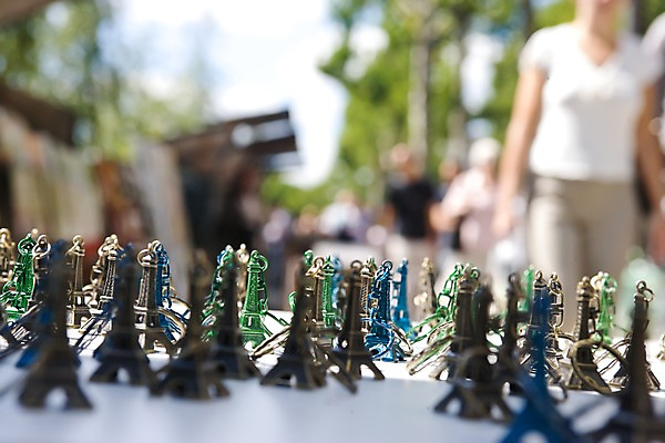 포토 JPG 주간 해외풍경 해외 유럽 탁자 거리 거리풍경 사람 풍경 여러명 야외 아웃포커스 모형 상점 전시 프랑스 보행자 에펠탑 기념품 파리_프랑스 노점 열쇠꾸러미 국내포토 자연요소 나라 가구 다수 열쇠 촬영기법 오브젝트 파리 랜드마크 파일형식