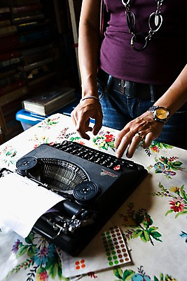 포토 JPG 주간 해외풍경 해외 손 여자 유럽 종이 문화 예술 시계 회사 탁자 실내 한명 서기 사람 손짓 성인 신체부위 상점 기계 전시 프랑스 골동품 타이핑 반지 손목시계 파리_프랑스 타자기 서점 셰익스피어 치기 복부 성인만 국내포토 자연요소 1 나라 가구 비즈니스 장신구 모션 풍경 내부 파일형식