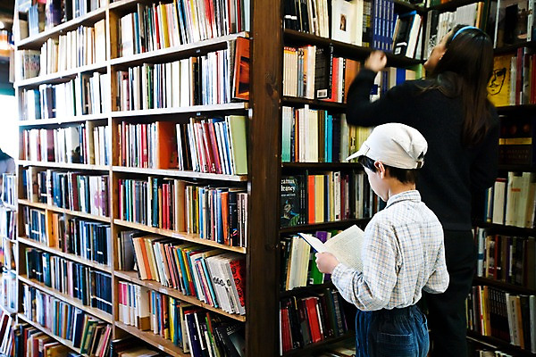 포토 JPG 주간 전신 모자 해외풍경 해외 여자 남자 유럽 문화 어린이 예술 회사 책장 실내 서기 들기 사람 손짓 소년 성인 두명 뒷모습 책 독서 상점 전시 프랑스 선택 읽기 파리_프랑스 관람 서점 셰익스피어 신간 중고 국내포토 자연요소 잡화 나라 뷰포인트 가구 컨셉 비즈니스 모션 풍경 내부 파일형식