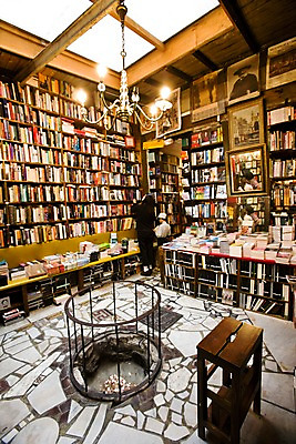 포토 JPG 주간 전신 해외풍경 해외 여자 남자 유럽 문화 어린이 예술 액자 의자 회사 조명 책장 실내 서기 들기 사람 손짓 소년 성인 두명 뒷모습 책 독서 상점 전시 프랑스 선택 읽기 천장 파리_프랑스 관람 서점 셰익스피어 신간 중고 국내포토 자연요소 나라 뷰포인트 가구 컨셉 비즈니스 모션 풍경 내부 파일형식