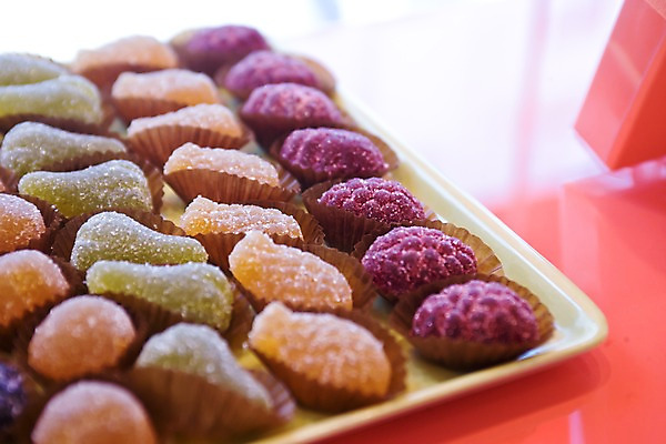 포토 JPG 주간 유럽 음식 디저트 쟁반 실내 사람없음 아웃포커스 과자 여러개 빵집 프랑스 설탕 깍지 포장지 담기 군것질 젤리 젤리과자 국내포토 자연요소 나라 다수 포장 모션 촬영기법 손짓 내부 상점 파일형식