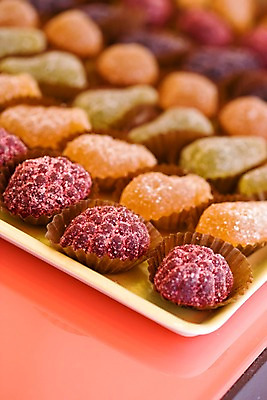 포토 JPG 유럽 음식 디저트 쟁반 실내 사람없음 아웃포커스 과자 빵집 프랑스 설탕 깍지 포장지 담기 군것질 젤리 젤리과자 국내포토 나라 포장 모션 촬영기법 손짓 내부 상점 파일형식