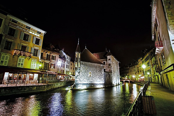 포토 JPG 해외풍경 해외 건축물 유럽 야경 조명 사람없음 야외 울타리 강 마을 프랑스 앙시 국내포토 건축 나라 풍경 담장 야간 파일형식 풍경_경치