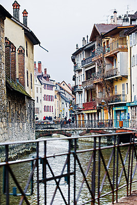 포토 JPG 주간 해외풍경 해외 건축물 유럽 풍경 여러명 야외 아웃포커스 울타리 강 마을 프랑스 앙시 가교 국내포토 자연요소 건축 나라 다수 촬영기법 사람 담장 파일형식