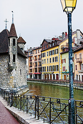 포토 JPG 주간 해외풍경 해외 건축물 유럽 가로등 조명 풍경 사람없음 야외 울타리 강 마을 프랑스 앙시 국내포토 자연요소 공공시설 건축 나라 담장 파일형식