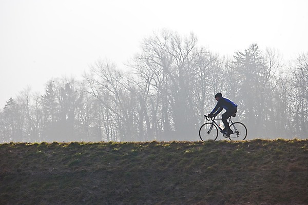 포토 JPG 주간 전신 나무 식물 해외풍경 해외 남자 유럽 자연 한명 사람 앉기 풍경 야외 자전거 산책 프랑스 앙시 남자만 남자한명만 국내포토 자연요소 1 나라 모션 휴식 바이크 생태계 파일형식