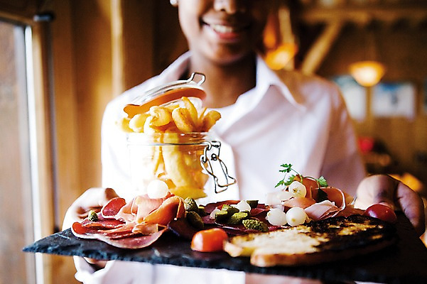 포토 JPG 주간 여자 유럽 음식 백그라운드 채소 감자 실내 통 사람 근접촬영 아웃포커스 프랑스 베이컨 샤모니 여자만 국내포토 자연요소 나라 뷰포인트 촬영기법 돼지고기 내부 파일형식