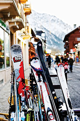 포토 JPG 주간 해외풍경 해외 건축물 유럽 스키 산 거리 풍경 근접촬영 여러명 야외 아웃포커스 장비 프랑스 스키장비 폴 샤모니 국내포토 자연요소 건축 나라 스포츠용품 뷰포인트 다수 겨울스포츠 촬영기법 사람 스키용품 파일형식